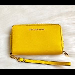 Michael Kors flat zip phone case wristlet/wallet